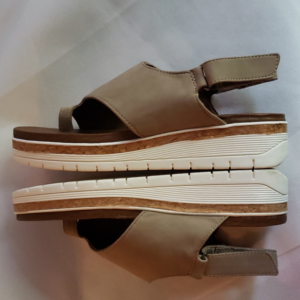 Adrienne Vittadini Sport Beige Summer Sandals 7.5 - Picture 11 of 15